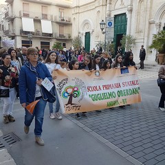 Ieri sera in Via Regina Margherita dalla Chiesa Immacolata si è mossa per le vie della città, la marcia organizzata dalla Regione Puglia, dall'Ufficio Regionale Scolastico , dalla Direzione Didattica Statale I Circolo Oberdan di Andria, da tutte le scuole pugliesi intitolate a Don Tonino Bello e dalla Diocesi di Andria. Hanno preso parte alla marcia il dirigente scolastico dell'Oberdan professoressa Nicoletta Ruggiero, il Sindaco fi Andria Nicola Giorgino, l'assessore Gianluca Bruno, il vicario generale del Vescovo di Andria fon Gianni Massaro, l’ Associazione “Misericordia, le scu