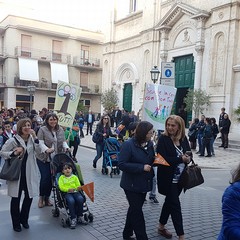 Ieri sera in Via Regina Margherita dalla Chiesa Immacolata si è mossa per le vie della città, la marcia organizzata dalla Regione Puglia, dall'Ufficio Regionale Scolastico , dalla Direzione Didattica Statale I Circolo Oberdan di Andria, da tutte le scuole pugliesi intitolate a Don Tonino Bello e dalla Diocesi di Andria. Hanno preso parte alla marcia il dirigente scolastico dell'Oberdan professoressa Nicoletta Ruggiero, il Sindaco fi Andria Nicola Giorgino, l'assessore Gianluca Bruno, il vicario generale del Vescovo di Andria fon Gianni Massaro, l’ Associazione “Misericordia, le scu