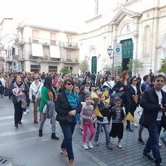 Ieri sera in Via Regina Margherita dalla Chiesa Immacolata si è mossa per le vie della città, la marcia organizzata dalla Regione Puglia, dall'Ufficio Regionale Scolastico , dalla Direzione Didattica Statale I Circolo Oberdan di Andria, da tutte le scuole pugliesi intitolate a Don Tonino Bello e dalla Diocesi di Andria. Hanno preso parte alla marcia il dirigente scolastico dell'Oberdan professoressa Nicoletta Ruggiero, il Sindaco fi Andria Nicola Giorgino, l'assessore Gianluca Bruno, il vicario generale del Vescovo di Andria fon Gianni Massaro, l’ Associazione “Misericordia, le scu