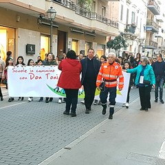 Ieri sera in Via Regina Margherita dalla Chiesa Immacolata si è mossa per le vie della città, la marcia organizzata dalla Regione Puglia, dall'Ufficio Regionale Scolastico , dalla Direzione Didattica Statale I Circolo Oberdan di Andria, da tutte le scuole pugliesi intitolate a Don Tonino Bello e dalla Diocesi di Andria. Hanno preso parte alla marcia il dirigente scolastico dell'Oberdan professoressa Nicoletta Ruggiero, il Sindaco fi Andria Nicola Giorgino, l'assessore Gianluca Bruno, il vicario generale del Vescovo di Andria fon Gianni Massaro, l’ Associazione “Misericordia, le scu