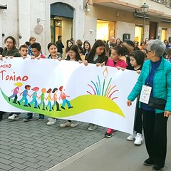 Ieri sera in Via Regina Margherita dalla Chiesa Immacolata si è mossa per le vie della città, la marcia organizzata dalla Regione Puglia, dall'Ufficio Regionale Scolastico , dalla Direzione Didattica Statale I Circolo Oberdan di Andria, da tutte le scuole pugliesi intitolate a Don Tonino Bello e dalla Diocesi di Andria. Hanno preso parte alla marcia il dirigente scolastico dell'Oberdan professoressa Nicoletta Ruggiero, il Sindaco fi Andria Nicola Giorgino, l'assessore Gianluca Bruno, il vicario generale del Vescovo di Andria fon Gianni Massaro, l’ Associazione “Misericordia, le scu