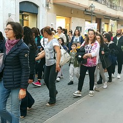Ieri sera in Via Regina Margherita dalla Chiesa Immacolata si è mossa per le vie della città, la marcia organizzata dalla Regione Puglia, dall'Ufficio Regionale Scolastico , dalla Direzione Didattica Statale I Circolo Oberdan di Andria, da tutte le scuole pugliesi intitolate a Don Tonino Bello e dalla Diocesi di Andria. Hanno preso parte alla marcia il dirigente scolastico dell'Oberdan professoressa Nicoletta Ruggiero, il Sindaco fi Andria Nicola Giorgino, l'assessore Gianluca Bruno, il vicario generale del Vescovo di Andria fon Gianni Massaro, l’ Associazione “Misericordia, le scu
