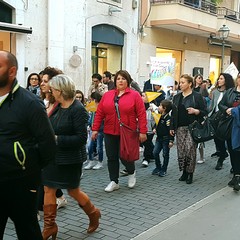 Ieri sera in Via Regina Margherita dalla Chiesa Immacolata si è mossa per le vie della città, la marcia organizzata dalla Regione Puglia, dall'Ufficio Regionale Scolastico , dalla Direzione Didattica Statale I Circolo Oberdan di Andria, da tutte le scuole pugliesi intitolate a Don Tonino Bello e dalla Diocesi di Andria. Hanno preso parte alla marcia il dirigente scolastico dell'Oberdan professoressa Nicoletta Ruggiero, il Sindaco fi Andria Nicola Giorgino, l'assessore Gianluca Bruno, il vicario generale del Vescovo di Andria fon Gianni Massaro, l’ Associazione “Misericordia, le scu