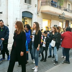 Ieri sera in Via Regina Margherita dalla Chiesa Immacolata si è mossa per le vie della città, la marcia organizzata dalla Regione Puglia, dall'Ufficio Regionale Scolastico , dalla Direzione Didattica Statale I Circolo Oberdan di Andria, da tutte le scuole pugliesi intitolate a Don Tonino Bello e dalla Diocesi di Andria. Hanno preso parte alla marcia il dirigente scolastico dell'Oberdan professoressa Nicoletta Ruggiero, il Sindaco fi Andria Nicola Giorgino, l'assessore Gianluca Bruno, il vicario generale del Vescovo di Andria fon Gianni Massaro, l’ Associazione “Misericordia, le scu