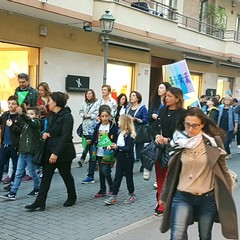 Ieri sera in Via Regina Margherita dalla Chiesa Immacolata si è mossa per le vie della città, la marcia organizzata dalla Regione Puglia, dall'Ufficio Regionale Scolastico , dalla Direzione Didattica Statale I Circolo Oberdan di Andria, da tutte le scuole pugliesi intitolate a Don Tonino Bello e dalla Diocesi di Andria. Hanno preso parte alla marcia il dirigente scolastico dell'Oberdan professoressa Nicoletta Ruggiero, il Sindaco fi Andria Nicola Giorgino, l'assessore Gianluca Bruno, il vicario generale del Vescovo di Andria fon Gianni Massaro, l’ Associazione “Misericordia, le scu