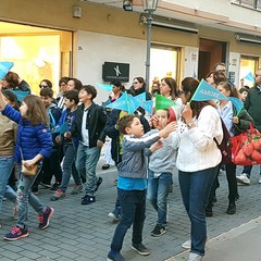 Ieri sera in Via Regina Margherita dalla Chiesa Immacolata si è mossa per le vie della città, la marcia organizzata dalla Regione Puglia, dall'Ufficio Regionale Scolastico , dalla Direzione Didattica Statale I Circolo Oberdan di Andria, da tutte le scuole pugliesi intitolate a Don Tonino Bello e dalla Diocesi di Andria. Hanno preso parte alla marcia il dirigente scolastico dell'Oberdan professoressa Nicoletta Ruggiero, il Sindaco fi Andria Nicola Giorgino, l'assessore Gianluca Bruno, il vicario generale del Vescovo di Andria fon Gianni Massaro, l’ Associazione “Misericordia, le scu