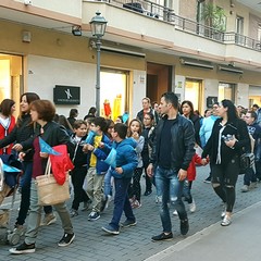 Ieri sera in Via Regina Margherita dalla Chiesa Immacolata si è mossa per le vie della città, la marcia organizzata dalla Regione Puglia, dall'Ufficio Regionale Scolastico , dalla Direzione Didattica Statale I Circolo Oberdan di Andria, da tutte le scuole pugliesi intitolate a Don Tonino Bello e dalla Diocesi di Andria. Hanno preso parte alla marcia il dirigente scolastico dell'Oberdan professoressa Nicoletta Ruggiero, il Sindaco fi Andria Nicola Giorgino, l'assessore Gianluca Bruno, il vicario generale del Vescovo di Andria fon Gianni Massaro, l’ Associazione “Misericordia, le scu