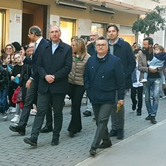 Ieri sera in Via Regina Margherita dalla Chiesa Immacolata si è mossa per le vie della città, la marcia organizzata dalla Regione Puglia, dall'Ufficio Regionale Scolastico , dalla Direzione Didattica Statale I Circolo Oberdan di Andria, da tutte le scuole pugliesi intitolate a Don Tonino Bello e dalla Diocesi di Andria. Hanno preso parte alla marcia il dirigente scolastico dell'Oberdan professoressa Nicoletta Ruggiero, il Sindaco fi Andria Nicola Giorgino, l'assessore Gianluca Bruno, il vicario generale del Vescovo di Andria fon Gianni Massaro, l’ Associazione “Misericordia, le scu