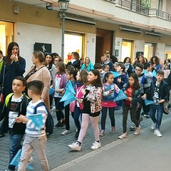 Ieri sera in Via Regina Margherita dalla Chiesa Immacolata si è mossa per le vie della città, la marcia organizzata dalla Regione Puglia, dall'Ufficio Regionale Scolastico , dalla Direzione Didattica Statale I Circolo Oberdan di Andria, da tutte le scuole pugliesi intitolate a Don Tonino Bello e dalla Diocesi di Andria. Hanno preso parte alla marcia il dirigente scolastico dell'Oberdan professoressa Nicoletta Ruggiero, il Sindaco fi Andria Nicola Giorgino, l'assessore Gianluca Bruno, il vicario generale del Vescovo di Andria fon Gianni Massaro, l’ Associazione “Misericordia, le scu