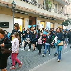 Ieri sera in Via Regina Margherita dalla Chiesa Immacolata si è mossa per le vie della città, la marcia organizzata dalla Regione Puglia, dall'Ufficio Regionale Scolastico , dalla Direzione Didattica Statale I Circolo Oberdan di Andria, da tutte le scuole pugliesi intitolate a Don Tonino Bello e dalla Diocesi di Andria. Hanno preso parte alla marcia il dirigente scolastico dell'Oberdan professoressa Nicoletta Ruggiero, il Sindaco fi Andria Nicola Giorgino, l'assessore Gianluca Bruno, il vicario generale del Vescovo di Andria fon Gianni Massaro, l’ Associazione “Misericordia, le scu