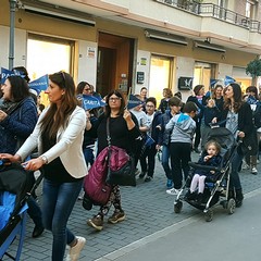 Ieri sera in Via Regina Margherita dalla Chiesa Immacolata si è mossa per le vie della città, la marcia organizzata dalla Regione Puglia, dall'Ufficio Regionale Scolastico , dalla Direzione Didattica Statale I Circolo Oberdan di Andria, da tutte le scuole pugliesi intitolate a Don Tonino Bello e dalla Diocesi di Andria. Hanno preso parte alla marcia il dirigente scolastico dell'Oberdan professoressa Nicoletta Ruggiero, il Sindaco fi Andria Nicola Giorgino, l'assessore Gianluca Bruno, il vicario generale del Vescovo di Andria fon Gianni Massaro, l’ Associazione “Misericordia, le scu