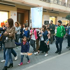 Ieri sera in Via Regina Margherita dalla Chiesa Immacolata si è mossa per le vie della città, la marcia organizzata dalla Regione Puglia, dall'Ufficio Regionale Scolastico , dalla Direzione Didattica Statale I Circolo Oberdan di Andria, da tutte le scuole pugliesi intitolate a Don Tonino Bello e dalla Diocesi di Andria. Hanno preso parte alla marcia il dirigente scolastico dell'Oberdan professoressa Nicoletta Ruggiero, il Sindaco fi Andria Nicola Giorgino, l'assessore Gianluca Bruno, il vicario generale del Vescovo di Andria fon Gianni Massaro, l’ Associazione “Misericordia, le scu