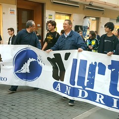 Ieri sera in Via Regina Margherita dalla Chiesa Immacolata si è mossa per le vie della città, la marcia organizzata dalla Regione Puglia, dall'Ufficio Regionale Scolastico , dalla Direzione Didattica Statale I Circolo Oberdan di Andria, da tutte le scuole pugliesi intitolate a Don Tonino Bello e dalla Diocesi di Andria. Hanno preso parte alla marcia il dirigente scolastico dell'Oberdan professoressa Nicoletta Ruggiero, il Sindaco fi Andria Nicola Giorgino, l'assessore Gianluca Bruno, il vicario generale del Vescovo di Andria fon Gianni Massaro, l’ Associazione “Misericordia, le scu