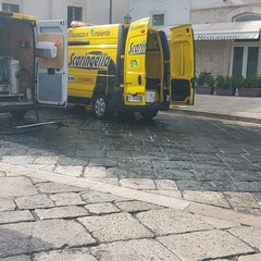 Furgone perde olio in piazza Catuma e ciclista cade fratturandosi un braccio