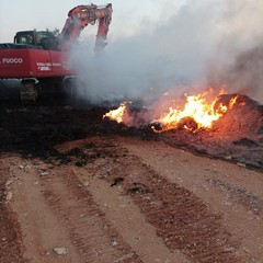 Due grossi incendi nella notte a Trani: odore acre di bruciato arriva alla periferia di Andria