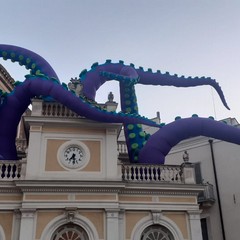 Piovra gigante con tentacoli al Festival Internazionale "Castel dei Mondi"