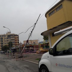 Auto contro palo della luce in via Buozzi: zona senza energia elettrica