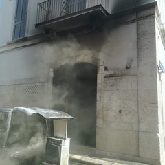 Furgone prende fuoco in via Addis Abeba