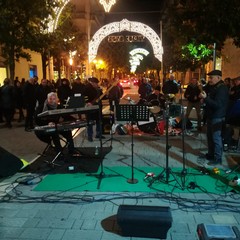 Musica natalizia e live band in viale Crispi
