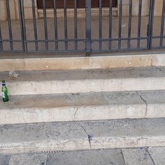 sporcizia e degrado, piazza Duomo ripiomba nella sua anormalità