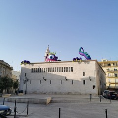 Piovra gigante con tentacoli al Festival Internazionale "Castel dei Mondi"