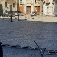 sporcizia e degrado, piazza Duomo ripiomba nella sua anormalità