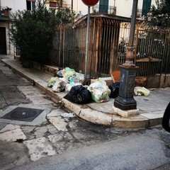 Mancata raccolta rifiuti in via Eritrea: la storia si ripete