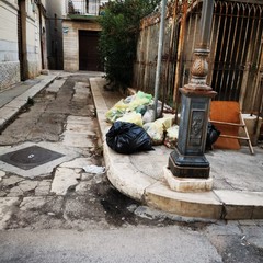 Mancata raccolta rifiuti in via Eritrea: la storia si ripete