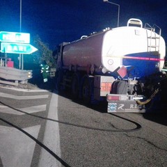 Si ribalta rimorchio di camion di cisterna su A/14