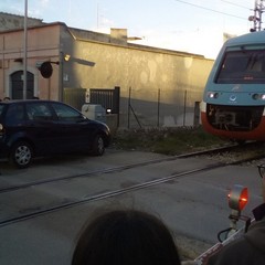 auto ferma tra le sbarre del passaggio a livello di via Ospedaletto