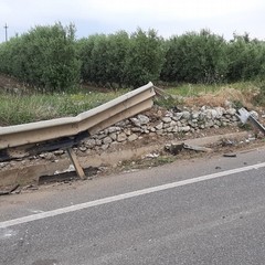Auto ribaltata sulla strada per Castel del Monte