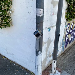 Anonimo cittadino ripulisce il ponticello di via Bisceglie