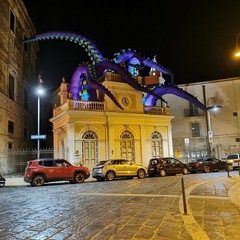 Piovra gigante con tentacoli al Festival Internazionale "Castel dei Mondi"