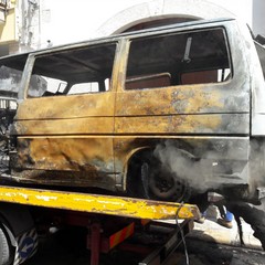 Furgone prende fuoco in via Addis Abeba