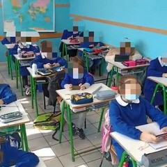 studenti a scuola con i propri dispositivi informatici
