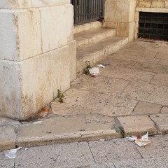 sporcizia e degrado, piazza Duomo ripiomba nella sua anormalità
