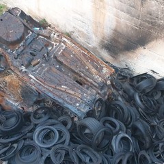 auto rubate bruciate e cumuli di gomme ostruiscono il canale Ciappetta Camaggio