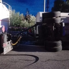 Si ribalta rimorchio di camion di cisterna su A/14