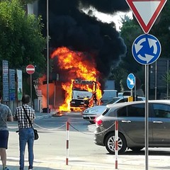 mezzo della Sangalli avvolto dalle fiamme