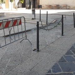 sporcizia e degrado, piazza Duomo ripiomba nella sua anormalità