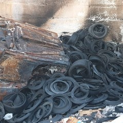auto rubate bruciate e cumuli di gomme ostruiscono il canale Ciappetta Camaggio