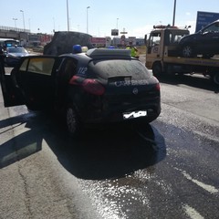 Auto dei carabinieri prende fuoco per corto circuito