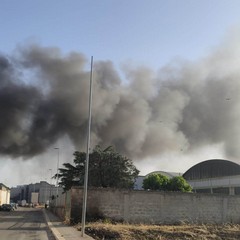 grosso incendio in un'autorimessa
