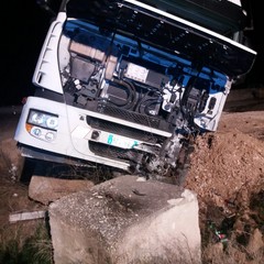 Tir fuoristrada illeso il conducente