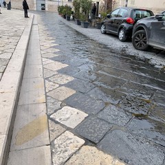 Furgone perde olio in piazza Catuma e ciclista cade fratturandosi un braccio