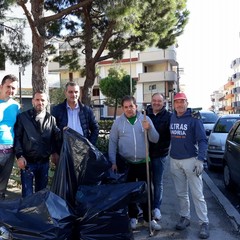 cittadini che hanno ripulito le aiuole di piazzale Colasanto