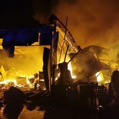 l'inferno di fuoco del capannone di via Barletta