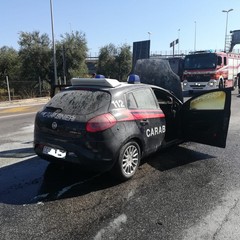 Auto dei carabinieri prende fuoco per corto circuito
