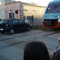 auto ferma tra le sbarre del passaggio a livello di via Ospedaletto