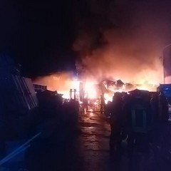 l'inferno di fuoco del capannone di via Barletta